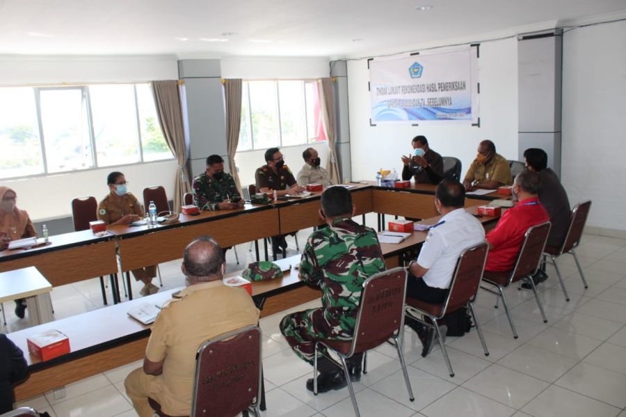 Bupati Jayawijaya selaku Ketua Tim Gugus Tugas Penanggulangan Covid-19 Jayawijaya saat memimpin rapat bersama forkopimda Foto : Vina Rumbewas Kasus Covid-19 Naik Drastis, Pemda Jayawijaya Wacanakan Buka Kembali Posko Sentani