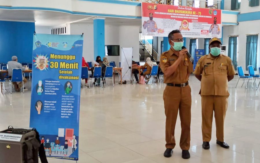Cap : Plt. Sekda Jayawijaya Drs. Tinggal Wusono, M.AP saat membuka Gebyar Vaksinasi Covid-19 di gedung Ukumiarek Asso. Foto : Vina Rumbewas