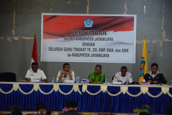 Bupati Jayawijaya Dalam Pertemuan Bersama Para Guru