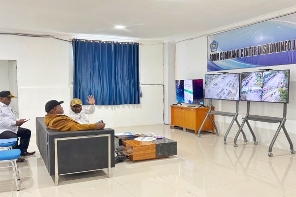 Bupati Jayawijaya Tinjau Perkembangan Media Center di Dinas Kominfo