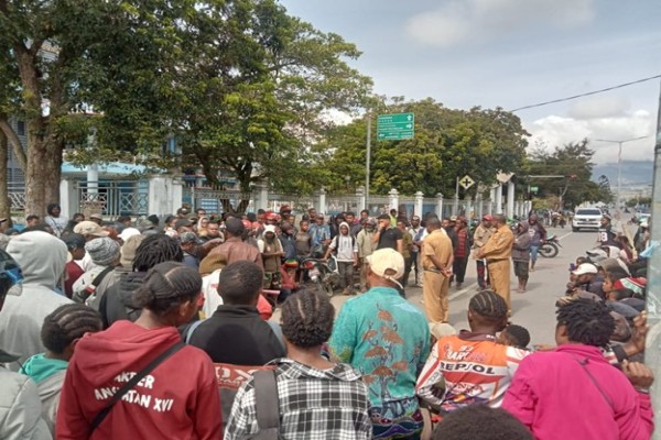 Kantor Disdukcapil di palang terkait pembatasan antrian