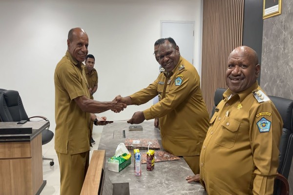 Bupati Jayawijaya memberikan SK. Plt. Kepala OPD Kabupaten Jayawijaya
