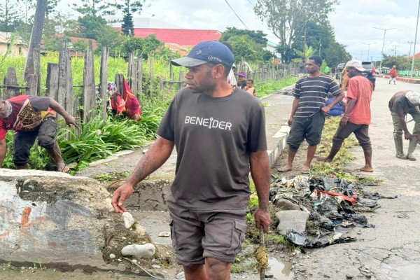 DLH Jayawijaya Pantau Langsung Pembersihan Di Perempatan Jalan Trikora-Panti Asuhan