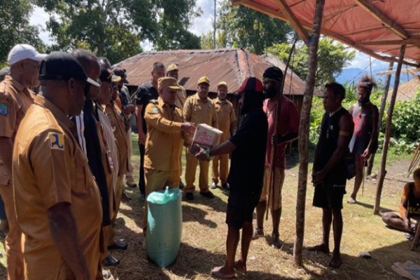 Panen Bawang Merah, Wabup Ronny Elopere, S.IP.,M.KP harap bisa turunkan inflansi Kabupaten Jayawijaya