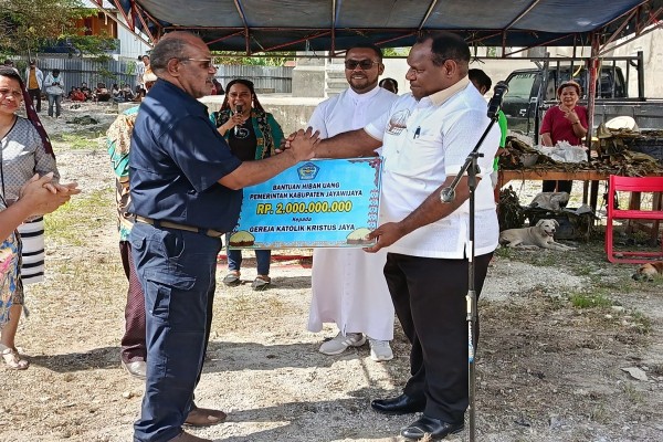 Gereja Katolik Kristus Jaya mendapat bantuan 2 milyar dari Pemkab Jayawijaya