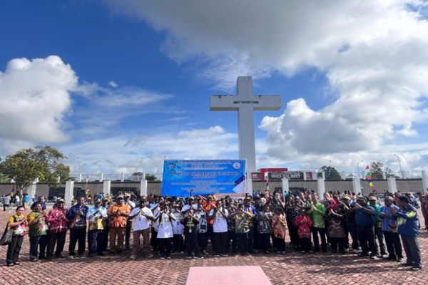 Bupati Jayawijaya lepas 50 Anak yang akan di latih di Jogja