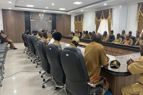 Bupati Jayawijaya memberikan 25 orang SK Plt. Kepala Distrik
