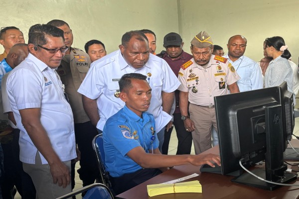 Bupati Jayawijaya meresmikan Terminal Kargo Bandara Wamena