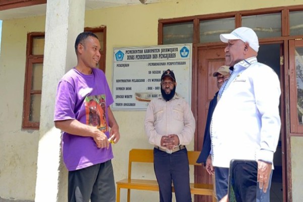 Wakil Bupati Jayawijaya apresiasi pengabdian seorang Guru di SD Negeri Aboneri