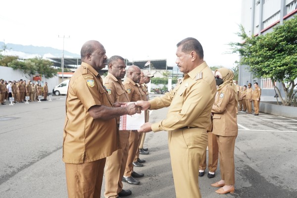 Bupati menyerahkan DPA-SKPD Tahun 2023