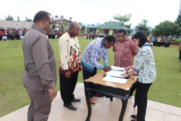 Pemkab Jayawijaya Serahkan 342 e-KTP Kepada Masyarakat