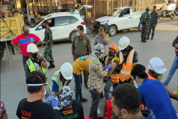 Di Wamena, Ratusan Warga Terkena Razia Jalani Rapid Tes