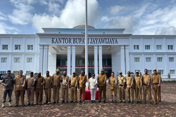 Wamendagri Ribka Haluk Pimpin Apel Pagi ASN Jayawijaya, Tekankan Disiplin dan Semangat Pelayanan