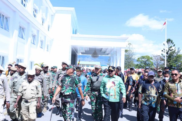 Gubernur Papua Pegunungan : Karya Bakti TNI Sangat Membantu Program Pembangunan di DOB Pembangunan dan Tingkatkan Kesejahteraan Masyarakat Papua Pegunungan
