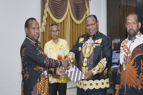 Bupati Jayawijaya Serahkan SK Plt. kepada Tujuh Pejabat, Tekankan Peningkatan Kinerja dan Pelayanan Publik