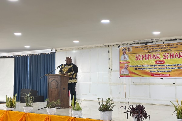 Resmikan Seminar OMK Pegunungan Tengah, Bupati Jayawijaya Ajak Kaum Muda Perkuat Iman dan Kepemimpinan