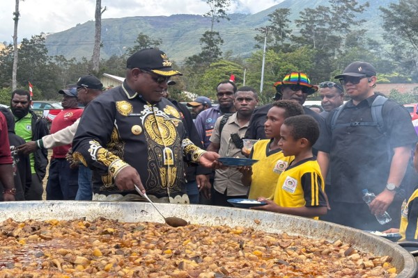Bupati Jayawijaya Bersama Bobon Santoso Masak Bersama Masyarakat dalam Kegiatan Kuali Merah Putih