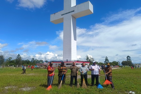 Antusias Masyarakat dalam Pembersihan Tugu Salib