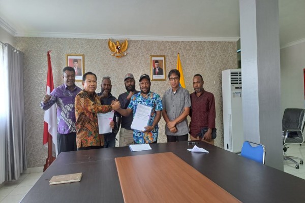 Pemda Jayawijaya Serahkan Dana Hibah Pilkada Kepada Bawaslu Senilai 40 M