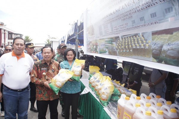 Pj. Bupati Jayawijaya Buka Pasar Pangan Murah bagi Masyarakat di Wamena