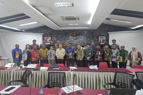 Pj. Bupati Jayawijaya Hadiri Evaluasi Kinerja Triwulan Pertama