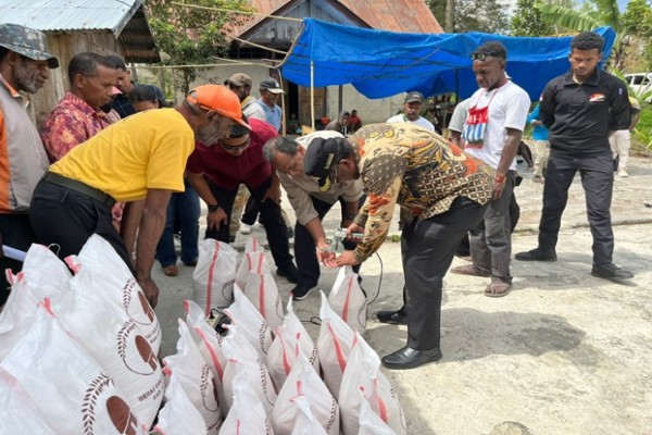 Pj. Bupati Launching Lebel Beras Organik Wamena Bersama Gapoktan di Distrik Musatfak