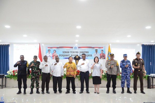Serah Terima Jabatan Penjabat Bupati Jayawijaya yang Lama kepada Penjabat Bupati Baru Thony M. Mayor,S.Pd.,MM