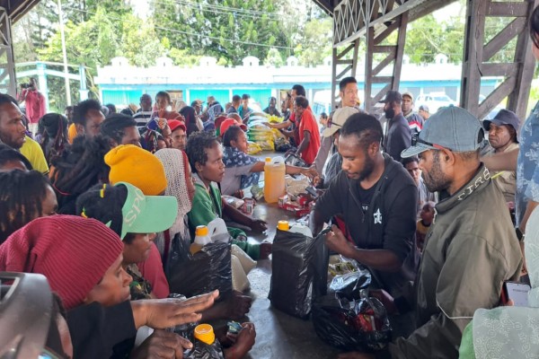 Warga Asologaima Antusias Belanja di GPM yang Digelar Pemda Jayawijaya